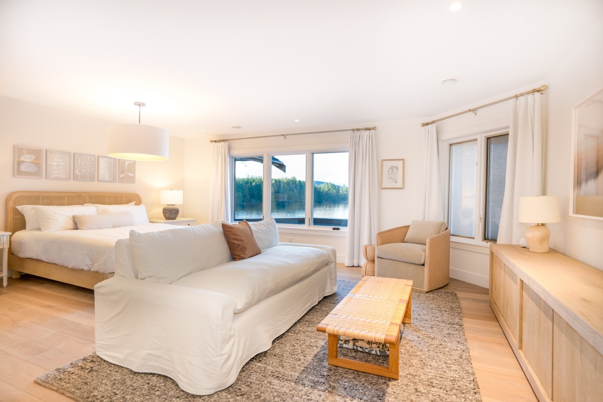 King bedroom suite with sitting area and lake views