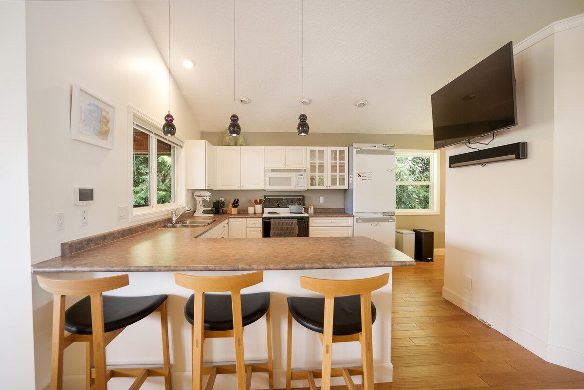 Cottage kitchen with breakfast bar and pendant lights