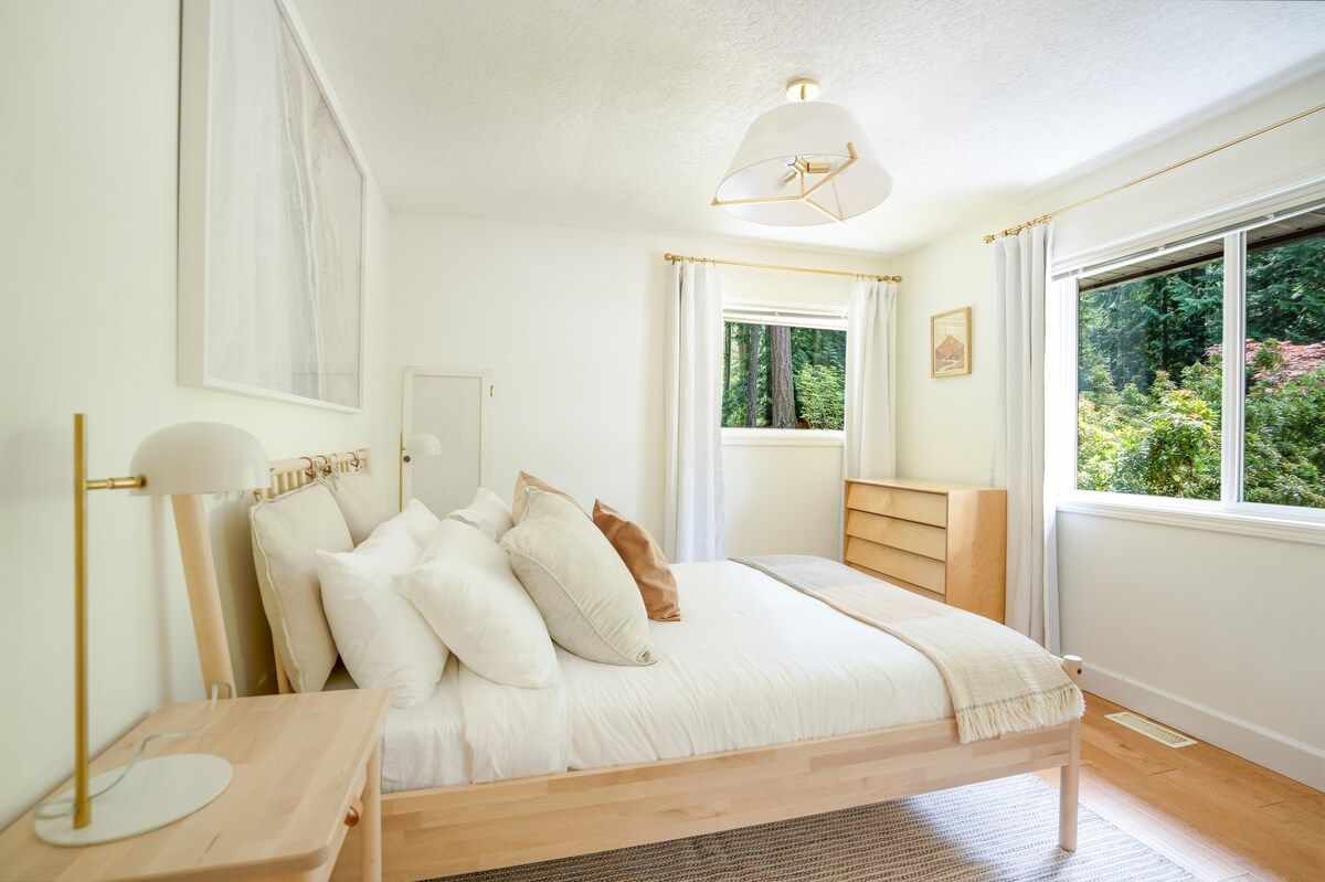 Cottage second bedroom with forest views