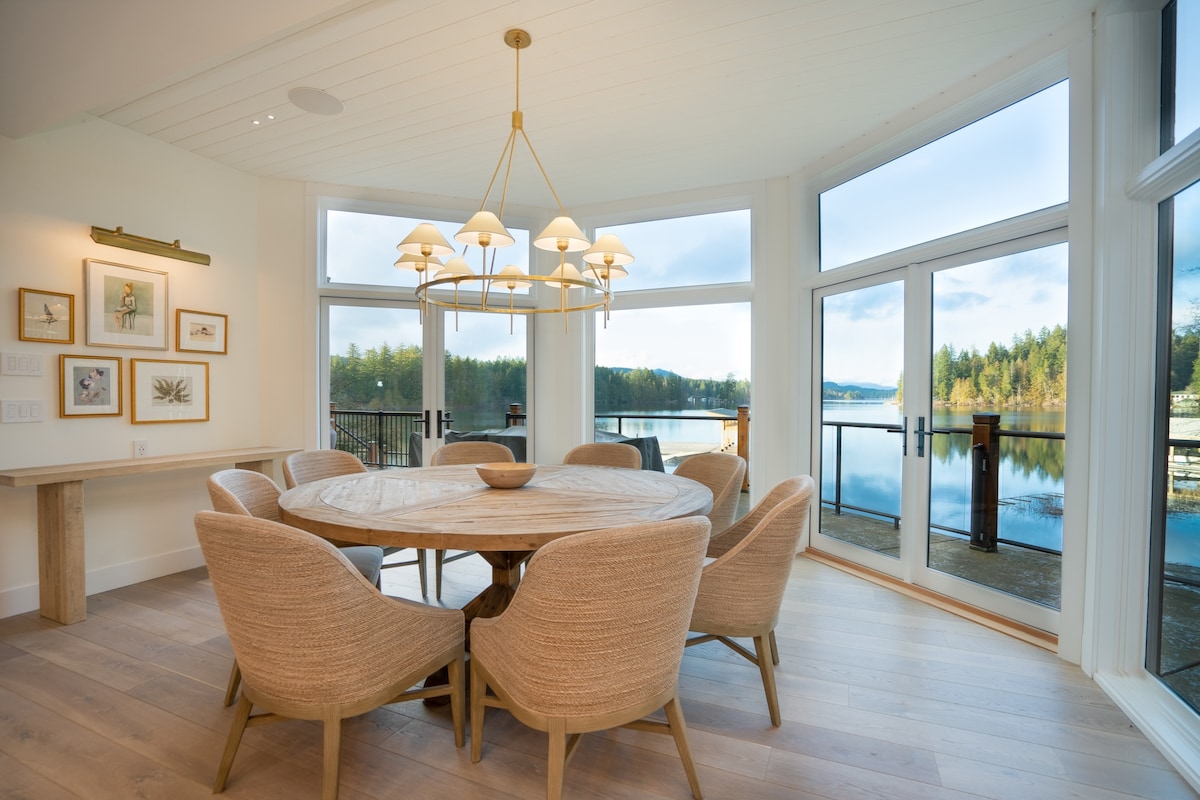 Dining room with round table and panoramic lake views